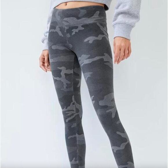 Aritzia TNA Camo Equator leggings - Picture 1 of 5